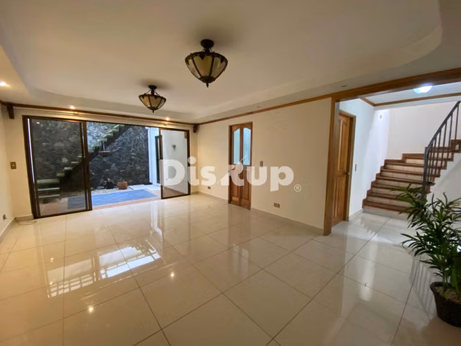 Venta de amplia casa de 4 hab. 3 parqueos. Guayabos, Curridabat
