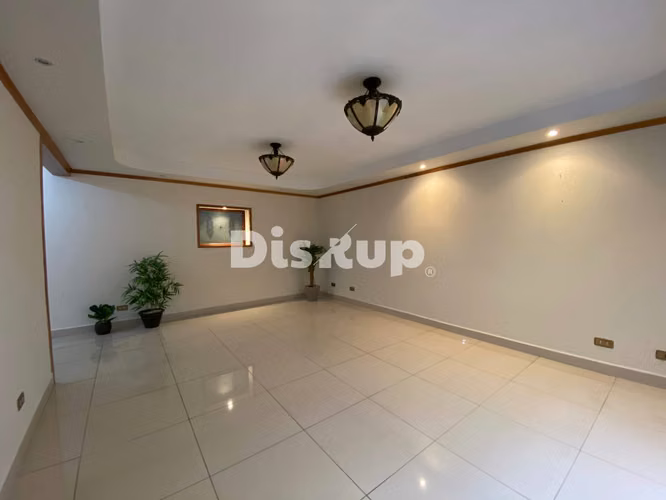 Venta de amplia casa de 4 hab. 3 parqueos. Guayabos, Curridabat