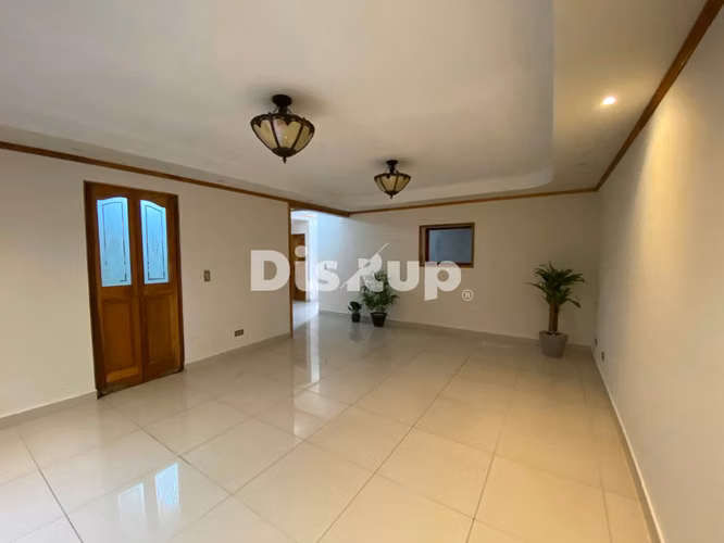 Venta de amplia casa de 4 hab. 3 parqueos. Guayabos, Curridabat