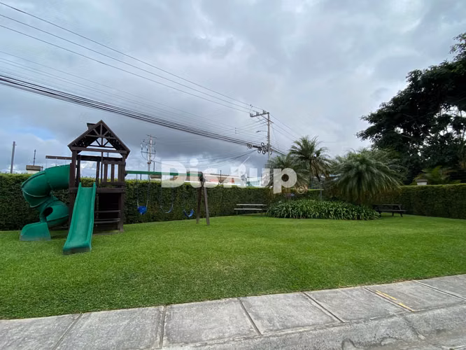 Venta de amplia casa de 4 hab. 3 parqueos. Guayabos, Curridabat