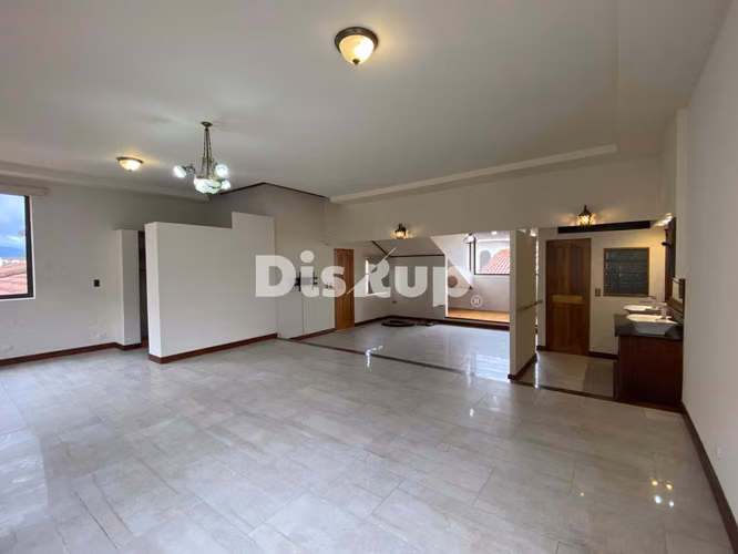 Venta de amplia casa de 4 hab. 3 parqueos. Guayabos, Curridabat