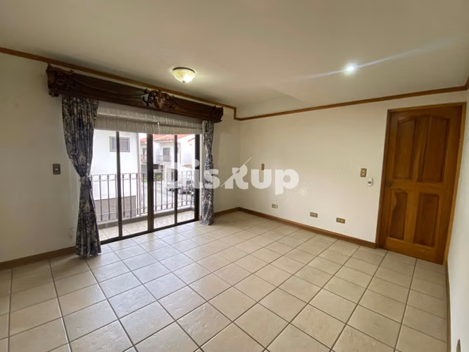 Venta de amplia casa de 4 hab. 3 parqueos. Guayabos, Curridabat