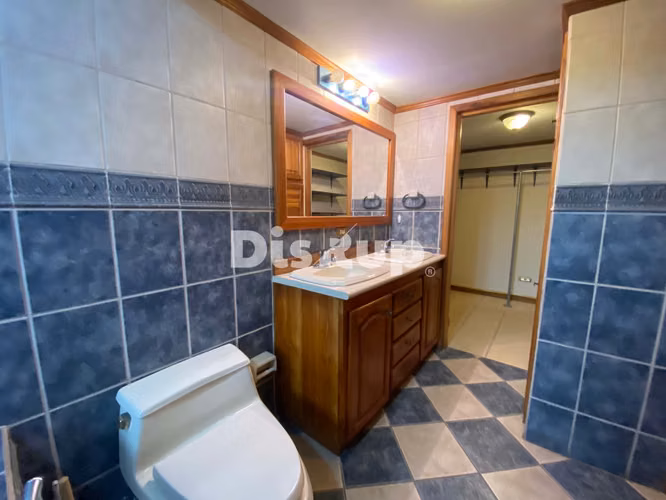 Venta de amplia casa de 4 hab. 3 parqueos. Guayabos, Curridabat