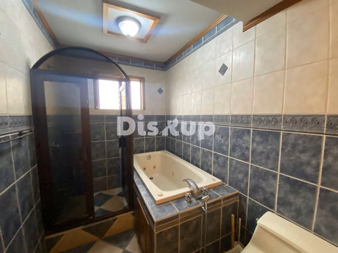 Venta de amplia casa de 4 hab. 3 parqueos. Guayabos, Curridabat