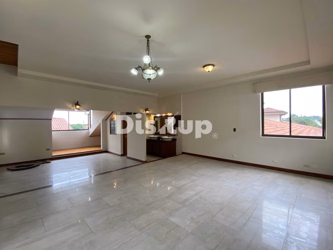 Venta de amplia casa de 4 hab. 3 parqueos. Guayabos, Curridabat