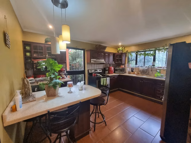 Se Vende Amplia Casa Heredia 6 Dormitorios