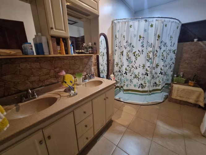 Se Vende Amplia Casa Heredia 6 Dormitorios