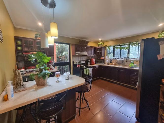 Se Vende Amplia Casa Heredia 6 Dormitorios