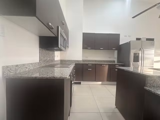 Gran Apartamento en Venta en Condominio en Pozos Santa Ana - Imagen 2