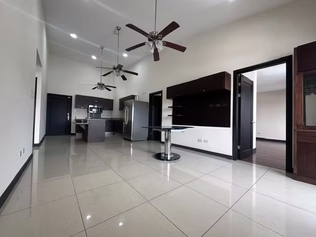 Gran Apartamento en Venta en Condominio en Pozos Santa Ana - Imagen 4