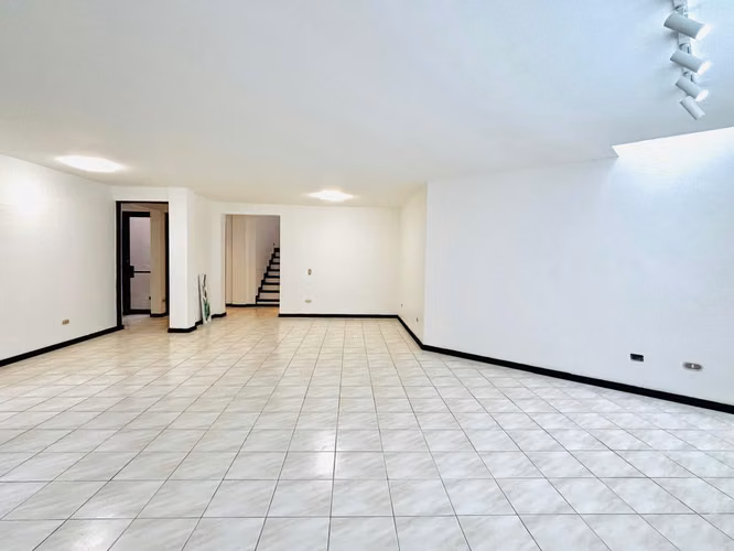 Escazú - Zona del Country Cub - 3 hab + 2.5 baños - Remodelada - 3 parqueos - Imagen 3