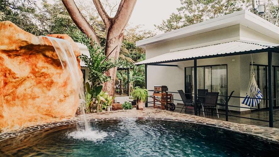 Venta de 4 Villas Modernas Totalmente Amuebladas con Piscina – Cerca de Playa Avellanas - Imagen 4