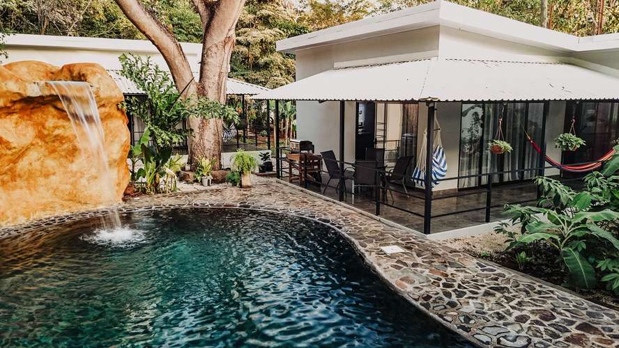 Venta de 4 Villas Modernas Totalmente Amuebladas con Piscina – Cerca de Playa Avellanas - Imagen 2