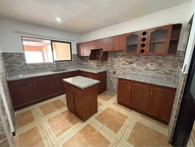 SE VENDE CASA EN RESIDENCIAL HEREDIA SAN FRANCISCO