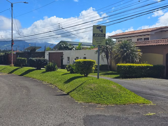 VENTA DE CASA DE UNA PLANTA EN RESIDENCIAL, SANTO DOMINGO, HDIA