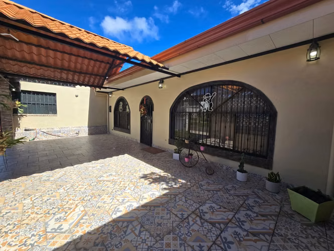 VENTA DE CASA DE UNA PLANTA EN RESIDENCIAL, SANTO DOMINGO, HDIA