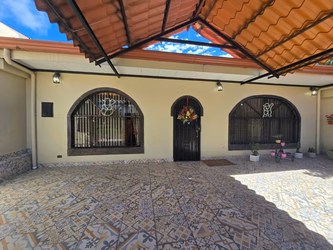 VENTA DE CASA DE UNA PLANTA EN RESIDENCIAL, SANTO DOMINGO, HDIA