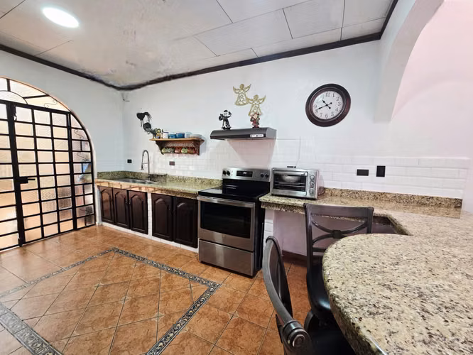 VENTA DE CASA DE UNA PLANTA EN RESIDENCIAL, SANTO DOMINGO, HDIA