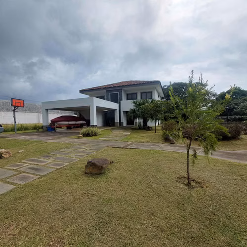 Venta de moderna casa en con cocina amplia y patio para disfrutar en La Guácima
