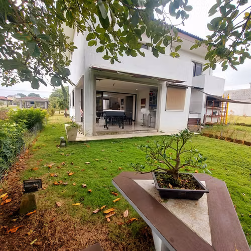 Venta de moderna casa en con cocina amplia y patio para disfrutar en La Guácima
