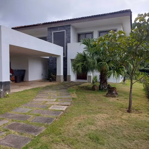 Venta de moderna casa en con cocina amplia y patio para disfrutar en La Guácima