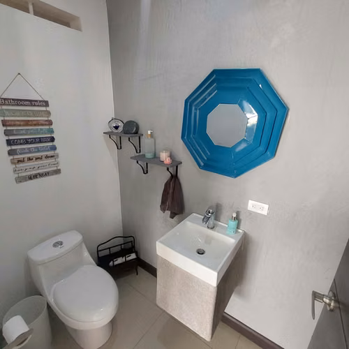 Venta de moderna casa en con cocina amplia y patio para disfrutar en La Guácima