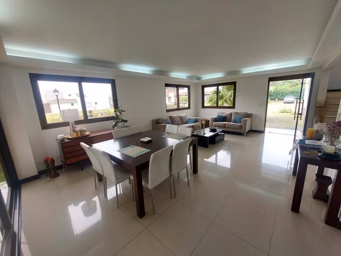 Venta de moderna casa en con cocina amplia y patio para disfrutar en La Guácima