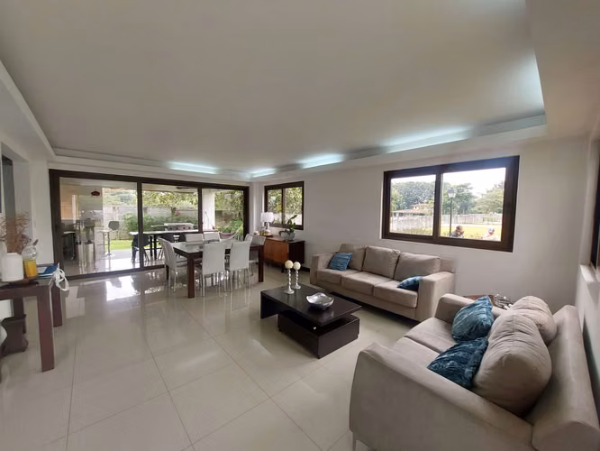 Venta de moderna casa en con cocina amplia y patio para disfrutar en La Guácima