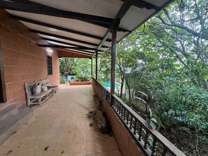 Propiedad de montaña, 1 ha, 2 construcciones, naturaleza y vistas