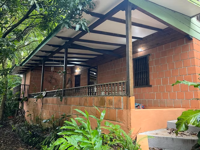 Propiedad de montaña, 1 ha, 2 construcciones, naturaleza y vistas