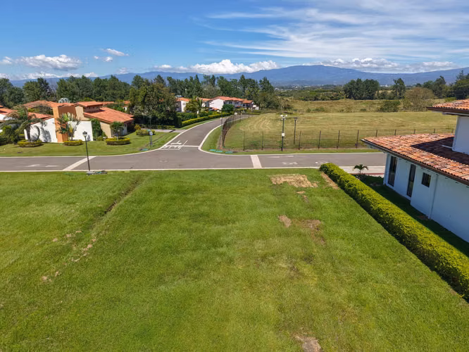 En venta – Lote en Condominio Las Vueltas, Los Reyes . La Guacima - Imagen 9