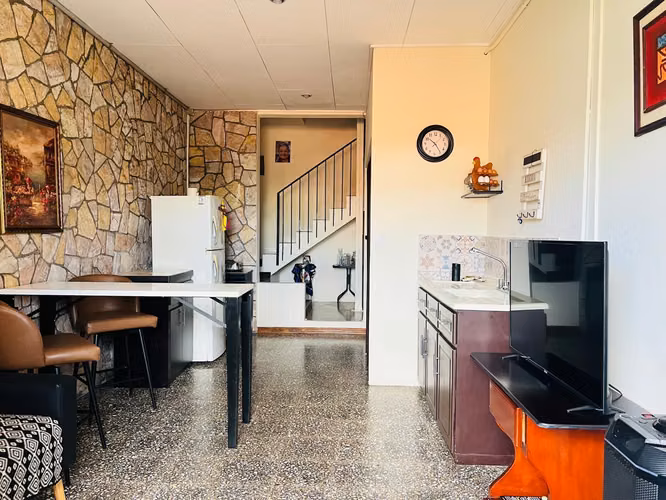 Venta de casa uso mixto con apartamento en Mercedes Heredia