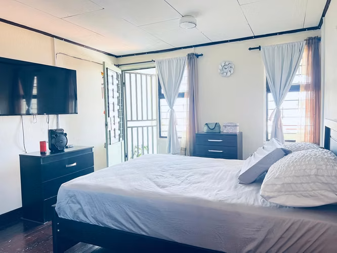 Venta de casa uso mixto con apartamento en Mercedes Heredia