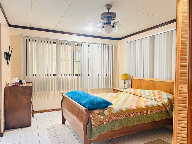 Venta de casa uso mixto con apartamento en Mercedes Heredia