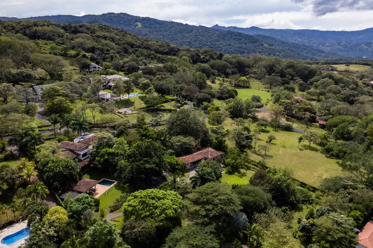 Finca de Lujo en La Guácima | 1 Ha, 7 Habitaciones, Piscina, Ranchos y Privacidad Total - Imagen 3