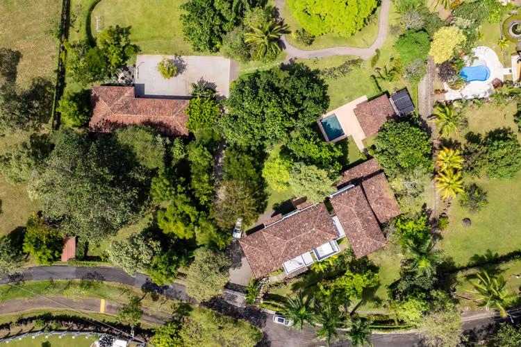 Finca de Lujo en La Guácima | 1 Ha, 7 Habitaciones, Piscina, Ranchos y Privacidad Total - Imagen 2