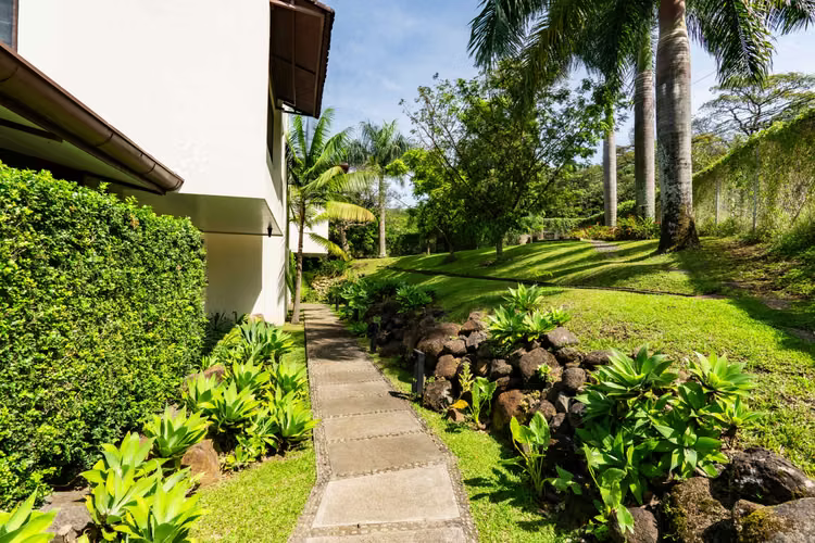 Finca de Lujo en La Guácima | 1 Ha, 7 Habitaciones, Piscina, Ranchos y Privacidad Total - Imagen 12