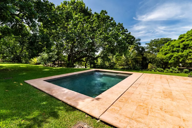 Finca de Lujo en La Guácima | 1 Ha, 7 Habitaciones, Piscina, Ranchos y Privacidad Total - Imagen 17