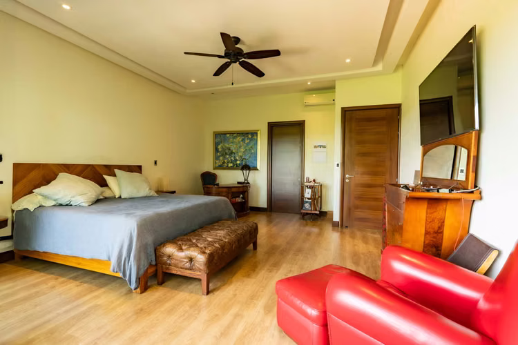 Finca de Lujo en La Guácima | 1 Ha, 7 Habitaciones, Piscina, Ranchos y Privacidad Total - Imagen 11