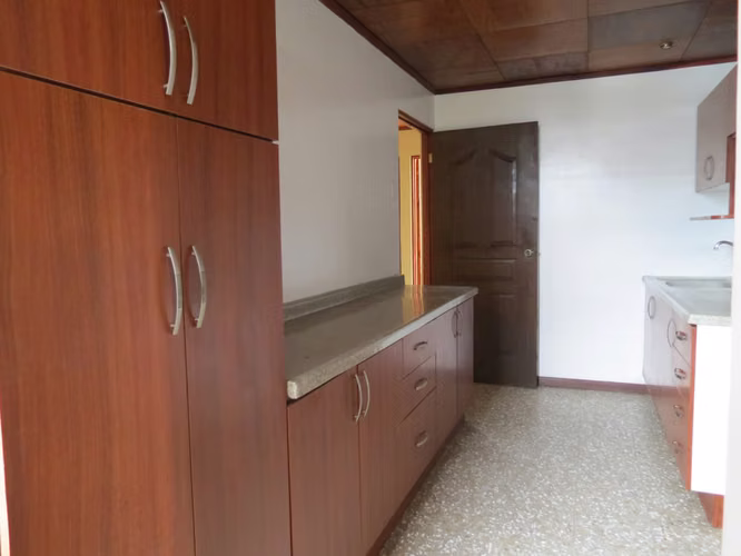 EN VENTA – EDIFICIO DE APARTAMENTOS  – SABANA OESTE