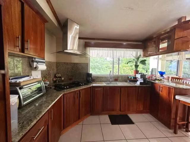 Venta de edificio en Anselmo Llorente Tibás