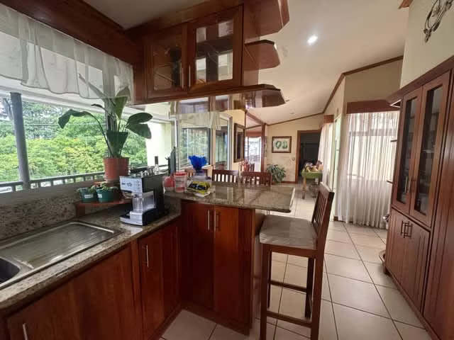 Venta de edificio en Anselmo Llorente Tibás