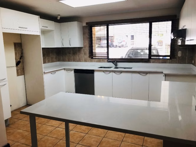 ESCAZU CERCA de LA PACO! AMPLIA CASA EN CONDOMINIO 3 HAB + SERVICIO - Imagen 5