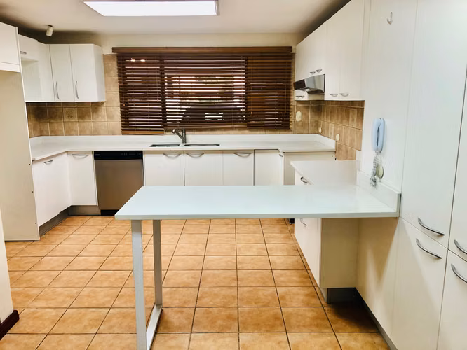 ESCAZU CERCA de LA PACO! AMPLIA CASA EN CONDOMINIO 3 HAB + SERVICIO - Imagen 6