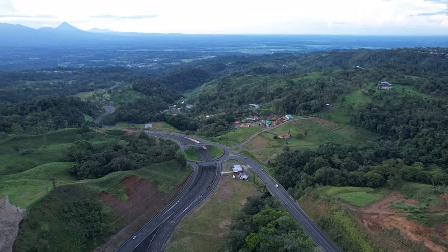 ¡Se vende terreno comercial (una hectárea o más) en Ciudad Quesada!