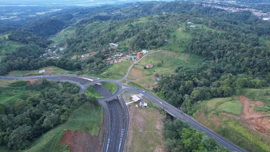 ¡Se vende terreno comercial (una hectárea o más) en Ciudad Quesada!