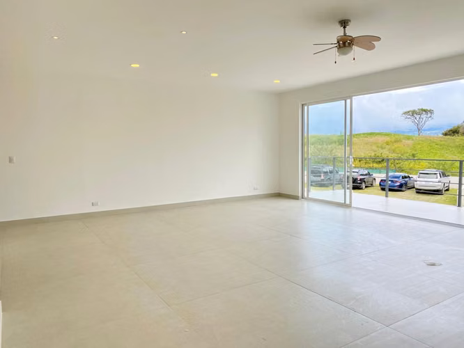 Rebajada - Casa Moderna con Vista en Condominio 2370 Lomas
