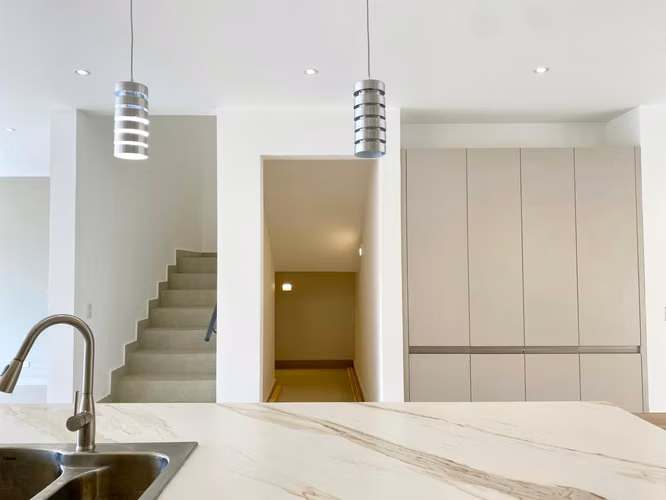 Rebajada - Casa Moderna con Vista en Condominio 2370 Lomas