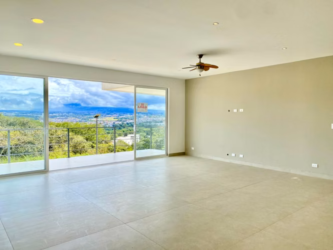 Rebajada - Casa Moderna con Vista en Condominio 2370 Lomas