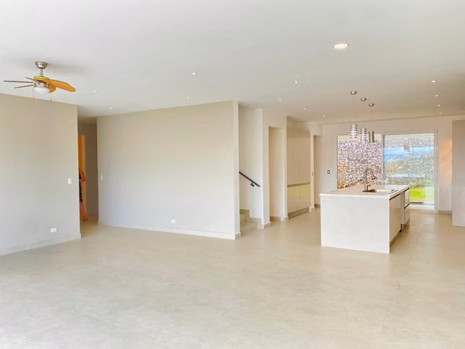 Rebajada - Casa Moderna con Vista en Condominio 2370 Lomas